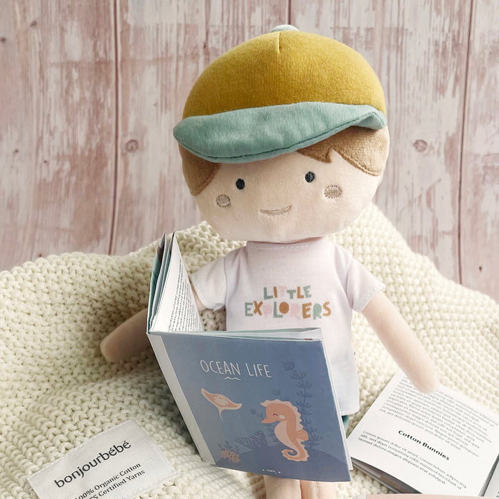 Oliver, um boneco de trapos dos "Pequenos Exploradores"